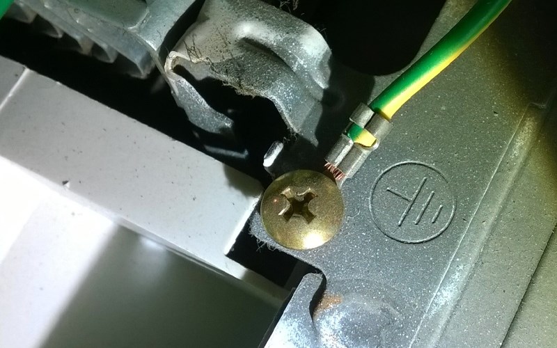 Kh&ocirc;ng c&oacute; d&acirc;y tiếp đất