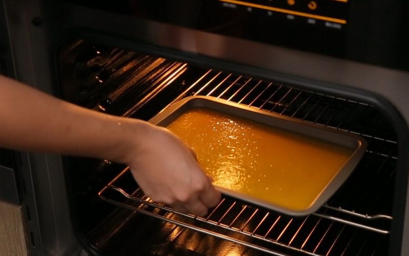 Sử dụng vật đựng bằng kim loại trong l&ograve; nướng