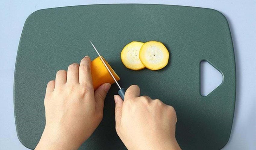 Kh&ocirc;ng n&ecirc;n sử dụng thớt l&uacute;a mạch để trực tiếp v&agrave;o l&ograve; vi s&oacute;ng