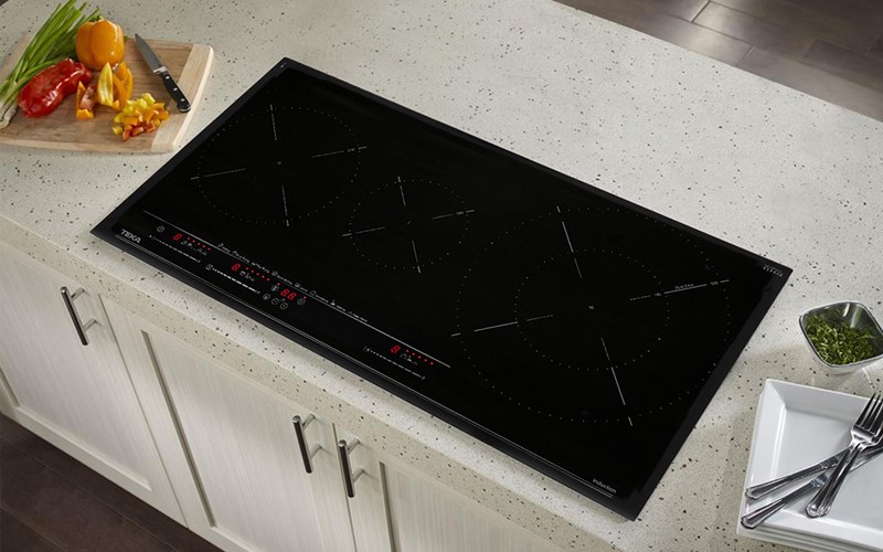 Bếp từ ba v&ugrave;ng nấu lắp &acirc;m Teka IZC 83620 MST BK