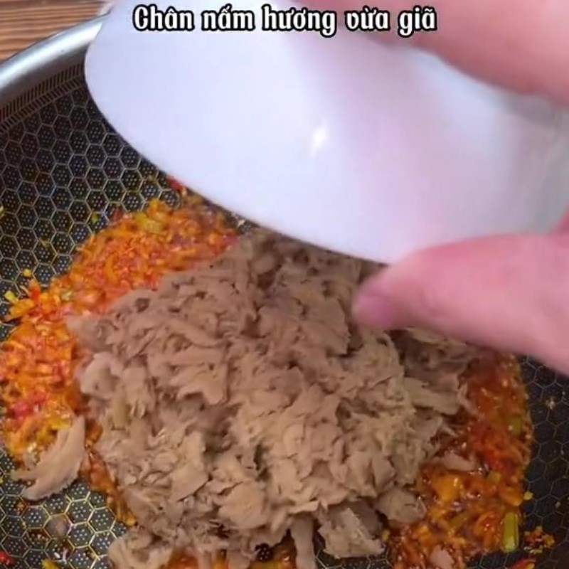 Bước 2 Xào chân nấm hương Bún kèn chay nấm hương