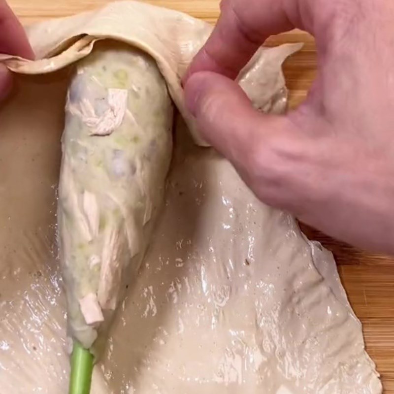 Bước 4 Bọc sả Phù trúc cuộn khoai