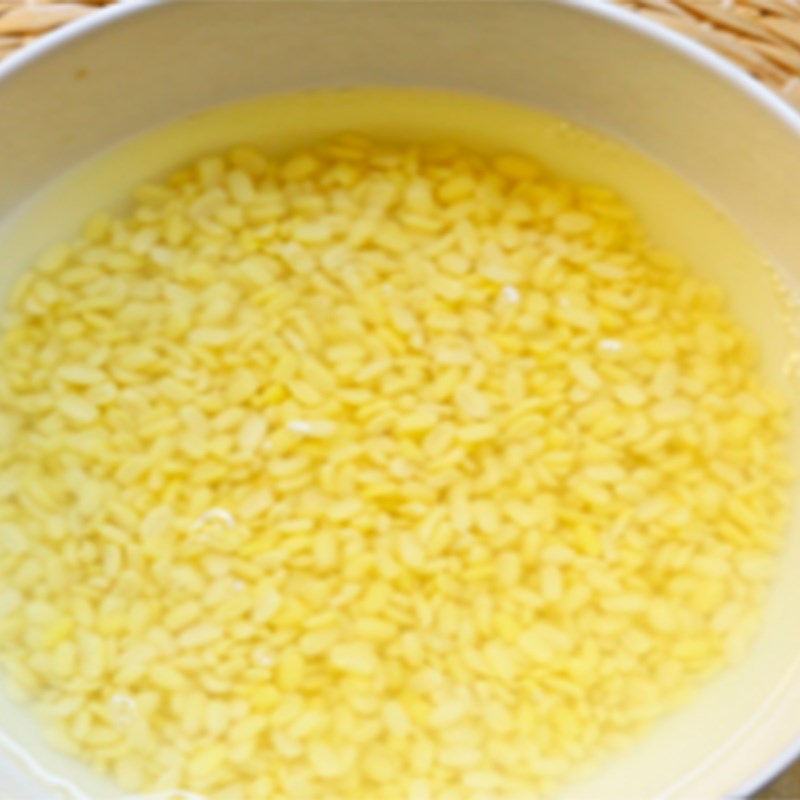 Bước 1 Sơ chế đậu xanh & hấp chín Bánh bột dẹt