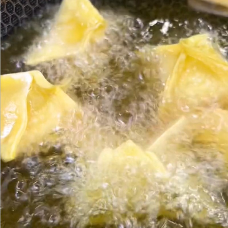 Bước 3 Chế biến Hoành thánh cua phô mai