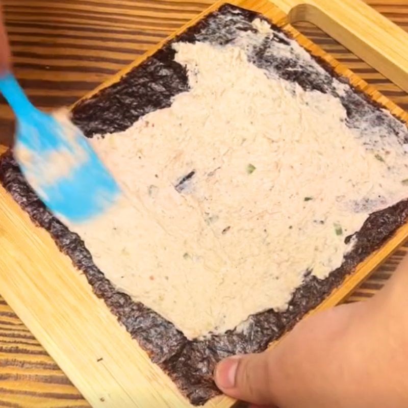 Bước 2 Chế biến Rong biển cuộn chả cá (Công thức được chia sẻ từ Tiktok Vào bếp cùng Điện máy XANH)