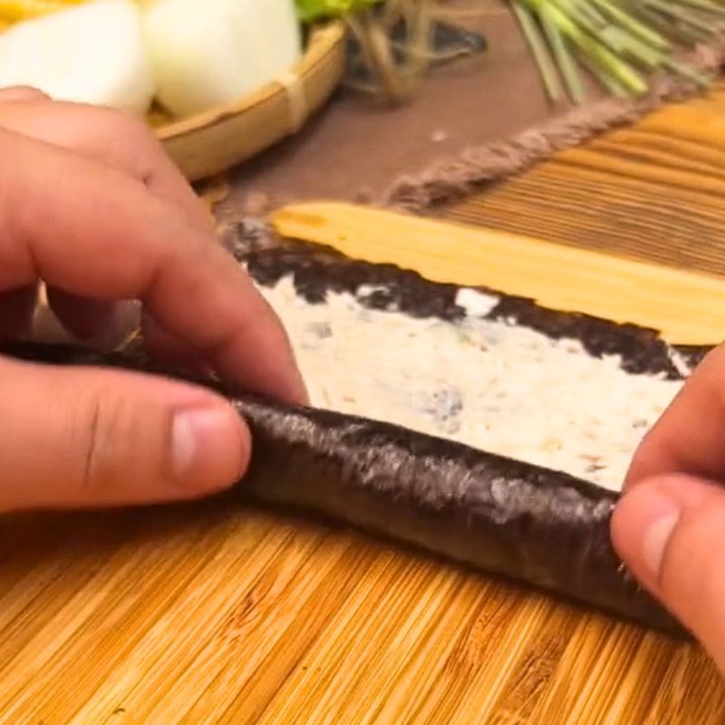 Bước 2 Chế biến Rong biển cuộn chả cá (Công thức được chia sẻ từ Tiktok Vào bếp cùng Điện máy XANH)