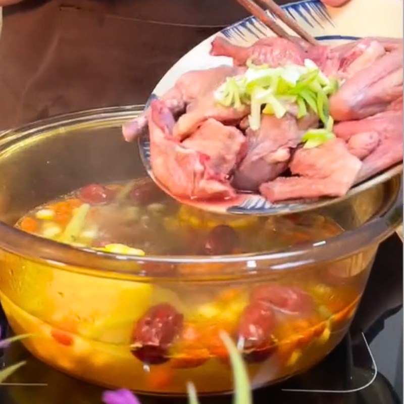 Bước 2 Chế biến Bồ câu hầm trái dừa (Công thức được chia sẻ tuef Tiktok Vào bếp cùng Điện máy XANH)