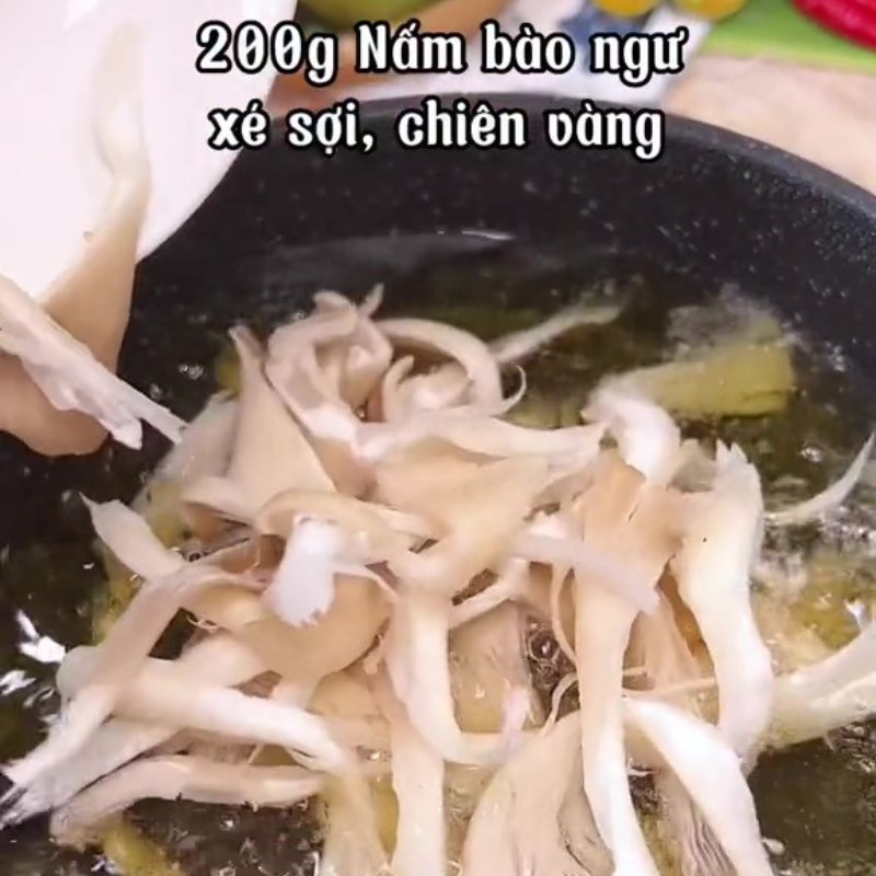 Bước 2 Chiên nấm Gỏi ổi chay với nấm