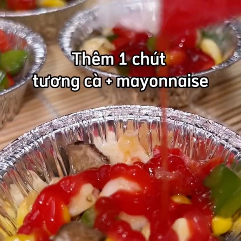 Bước 3 Cho nhân vào chén Tôm bỏ lò phô mai (công thức từ kênh tiktok Vào bếp cùng KitchenAZ)