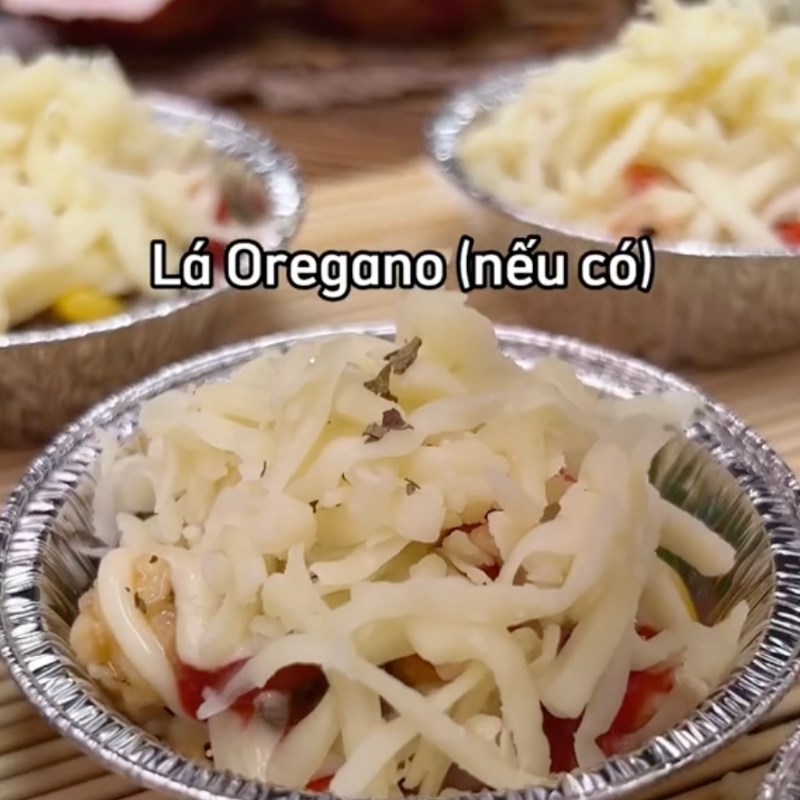 Bước 3 Cho nhân vào chén Tôm bỏ lò phô mai (công thức từ kênh tiktok Vào bếp cùng KitchenAZ)
