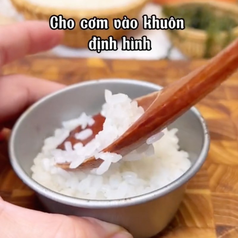 Bước 3 Cuộn cơm Dưa leo cuộn cơm