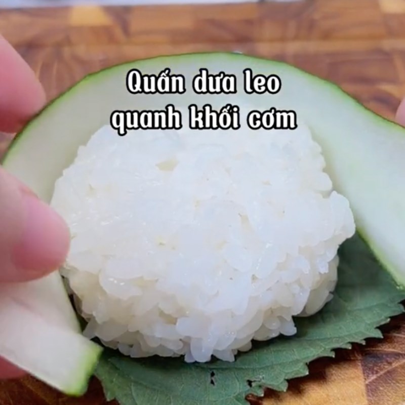 Bước 3 Cuộn cơm Dưa leo cuộn cơm