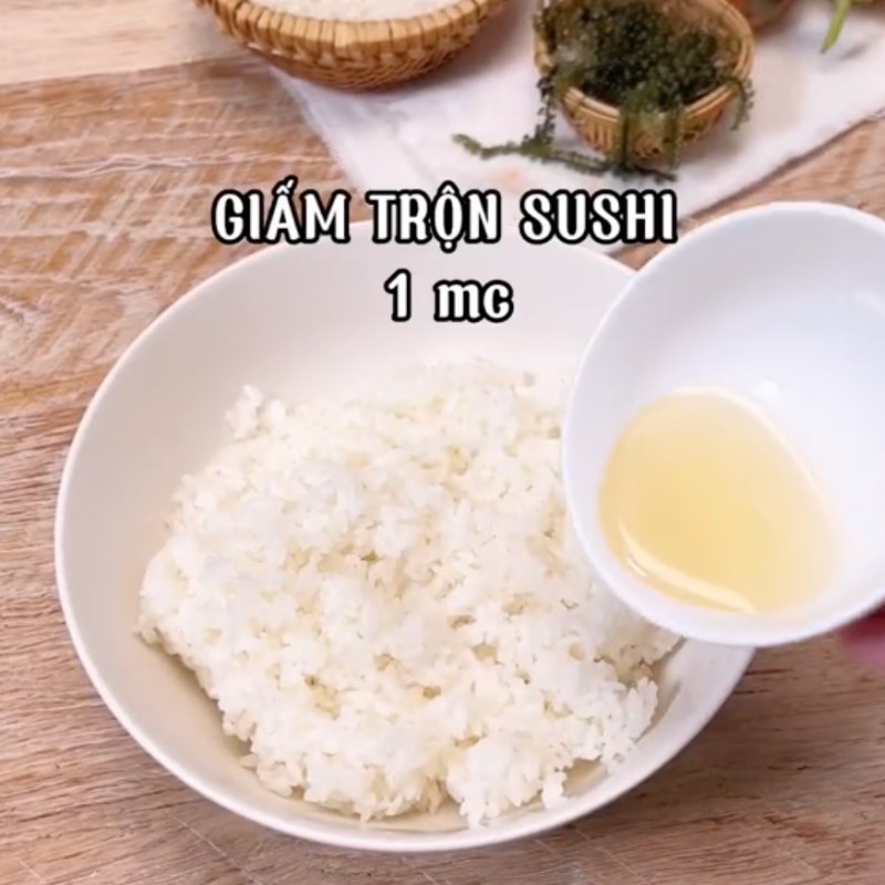 Cuộn dưa leo quanh khối cơm