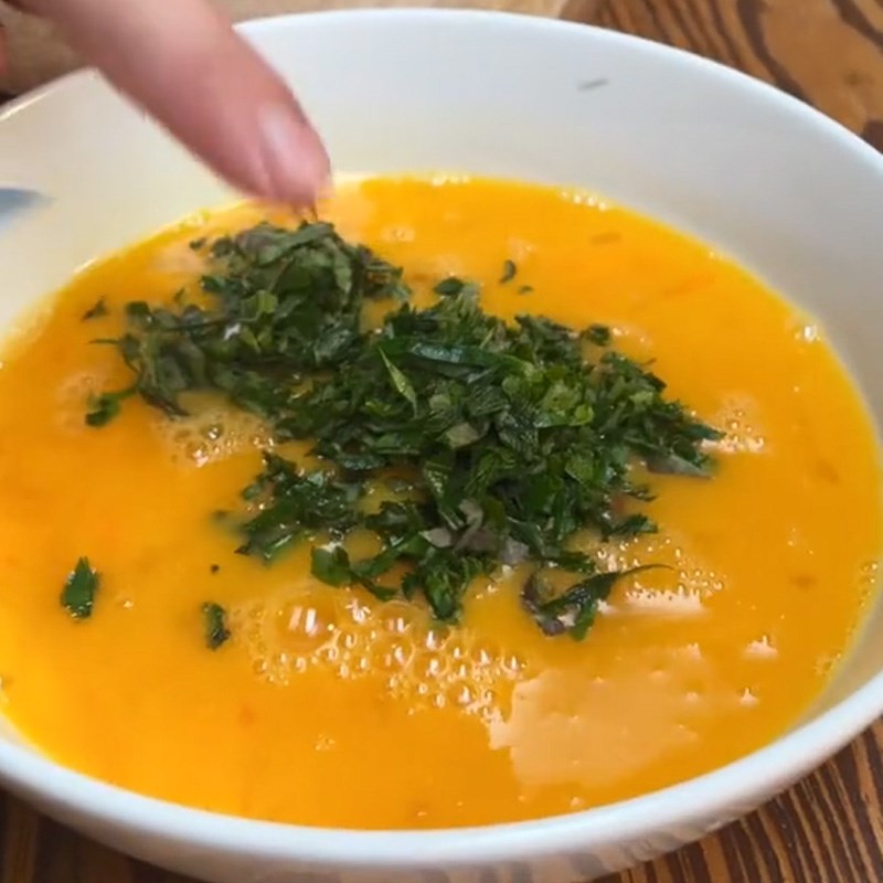 Bước 2 Đánh trứng Trứng chiên lá mơ (Công thức được chia sẻ từ TikTok Vào bếp cùng Điện máy XANH)