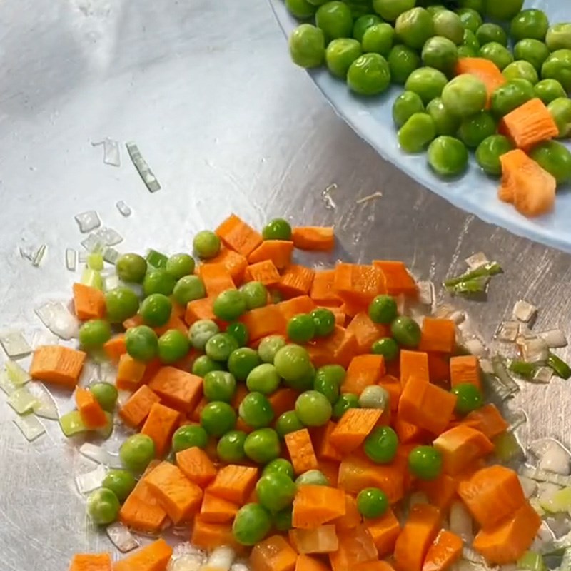 Bước 3 Làm cơm chiên trái thơm Cơm chiên trái thơm (Công thức được chia sẻ từ TikTok Vào bếp cùng Điện máy XANH)