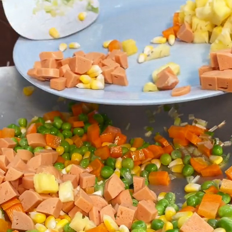 Bước 3 Làm cơm chiên trái thơm Cơm chiên trái thơm (Công thức được chia sẻ từ TikTok Vào bếp cùng Điện máy XANH)