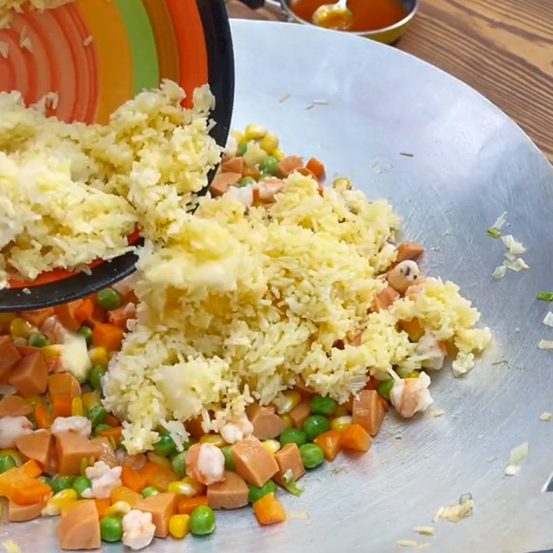 Bước 3 Làm cơm chiên trái thơm Cơm chiên trái thơm (Công thức được chia sẻ từ TikTok Vào bếp cùng Điện máy XANH)