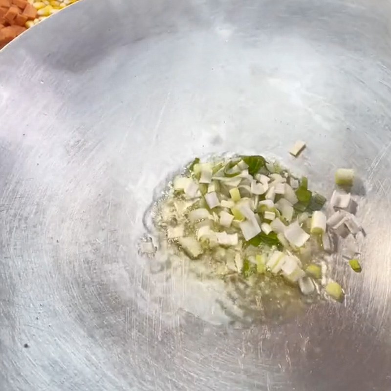 Bước 3 Làm cơm chiên trái thơm Cơm chiên trái thơm (Công thức được chia sẻ từ TikTok Vào bếp cùng Điện máy XANH)