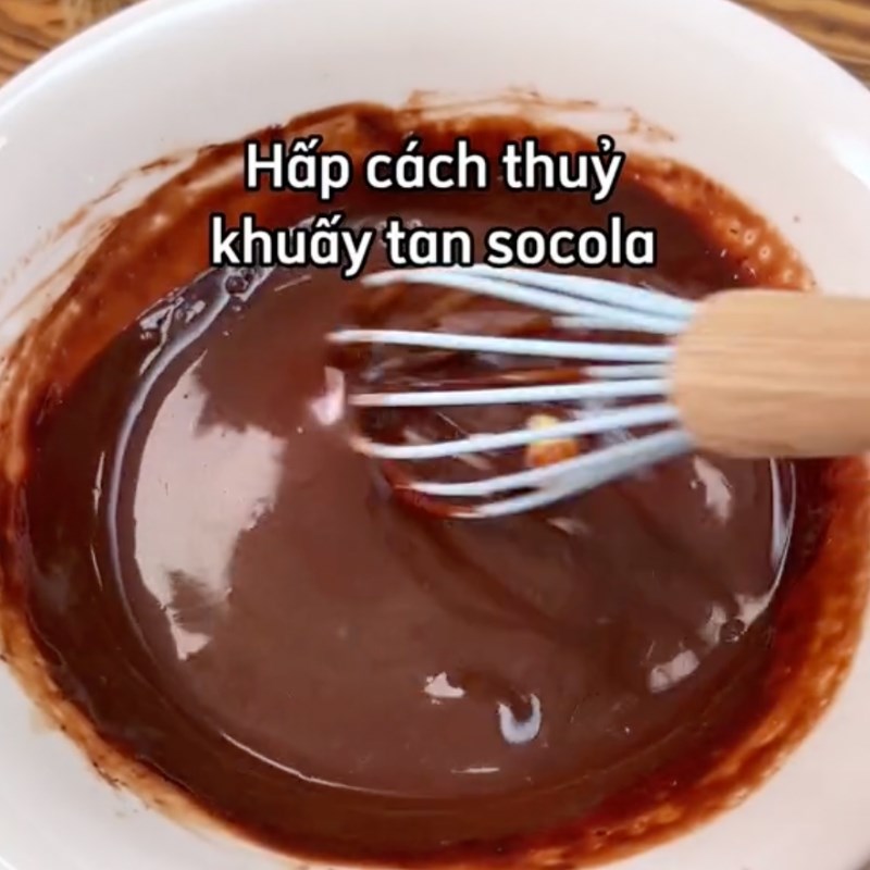 Bước 4 Làm lớp kem socola ở trên Panna cotta socola (Công thức từ kênh tiktok Vào bếp cùng <a href="https://truonghaitiengiang.com" title="Trường Hải Tiến Giang" target="blank" rel="follow">Trường Hải Tiến Giang</a>)