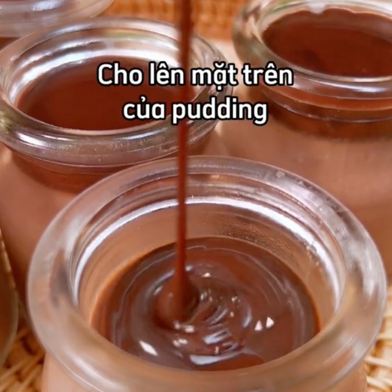 Bước 4 Làm lớp kem socola ở trên Panna cotta socola (Công thức từ kênh tiktok Vào bếp cùng <a href="https://truonghaitiengiang.com" title="Trường Hải Tiến Giang" target="blank" rel="follow">Trường Hải Tiến Giang</a>)