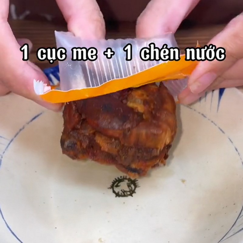 Bước 2 Làm nước sốt me Khô mực rim me (Công thức được chia sẻ từ TikTok Vào bếp cùng KitchenAZ)