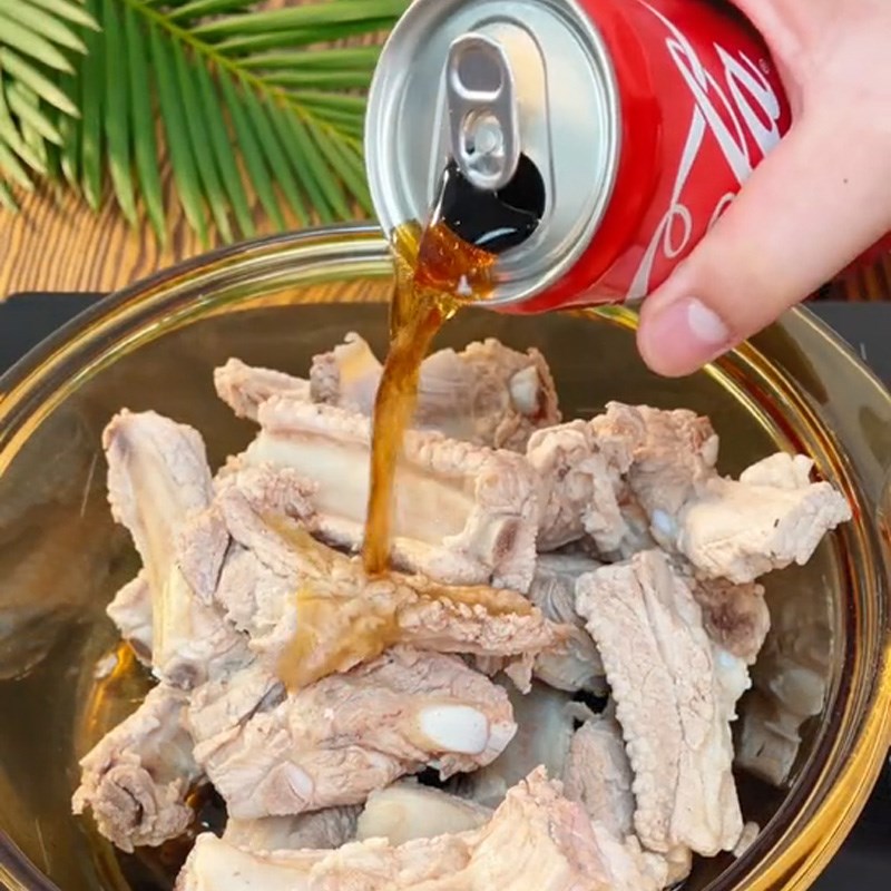 Bước 2 Làm sườn kho Coca Sườn kho coca (Công thức được chia sẻ từ TikTok Vào bếp cùng Điện máy XANH)