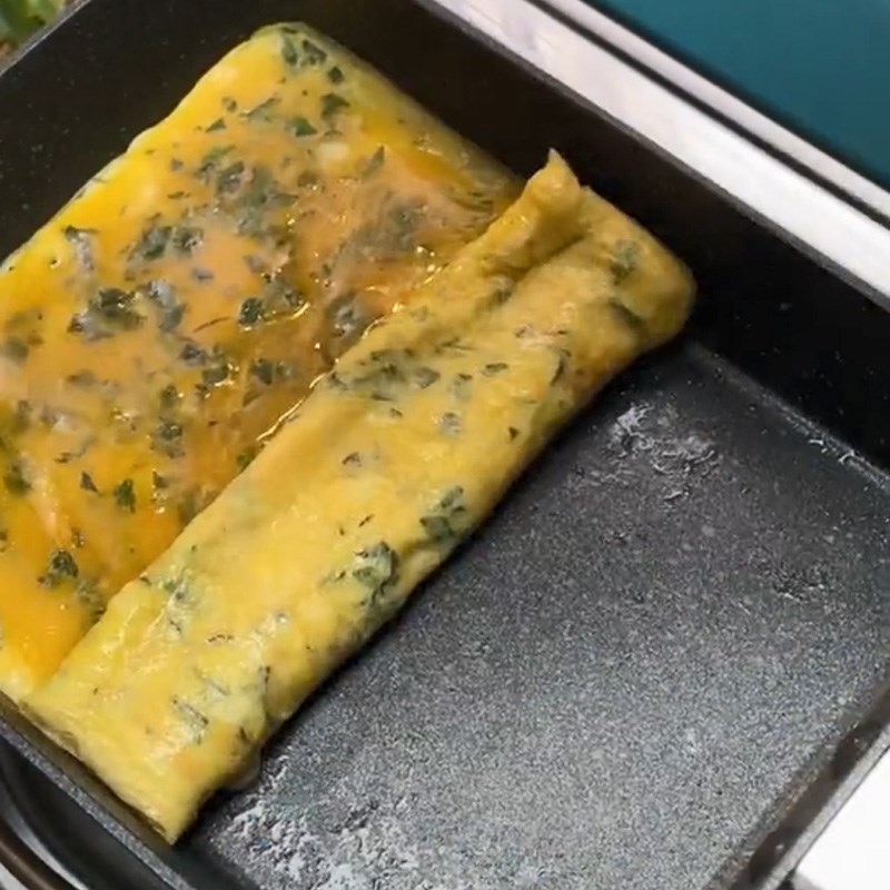 Bước 3 Làm trứng chiên lá mơ Trứng chiên lá mơ (Công thức được chia sẻ từ TikTok Vào bếp cùng Điện máy XANH)