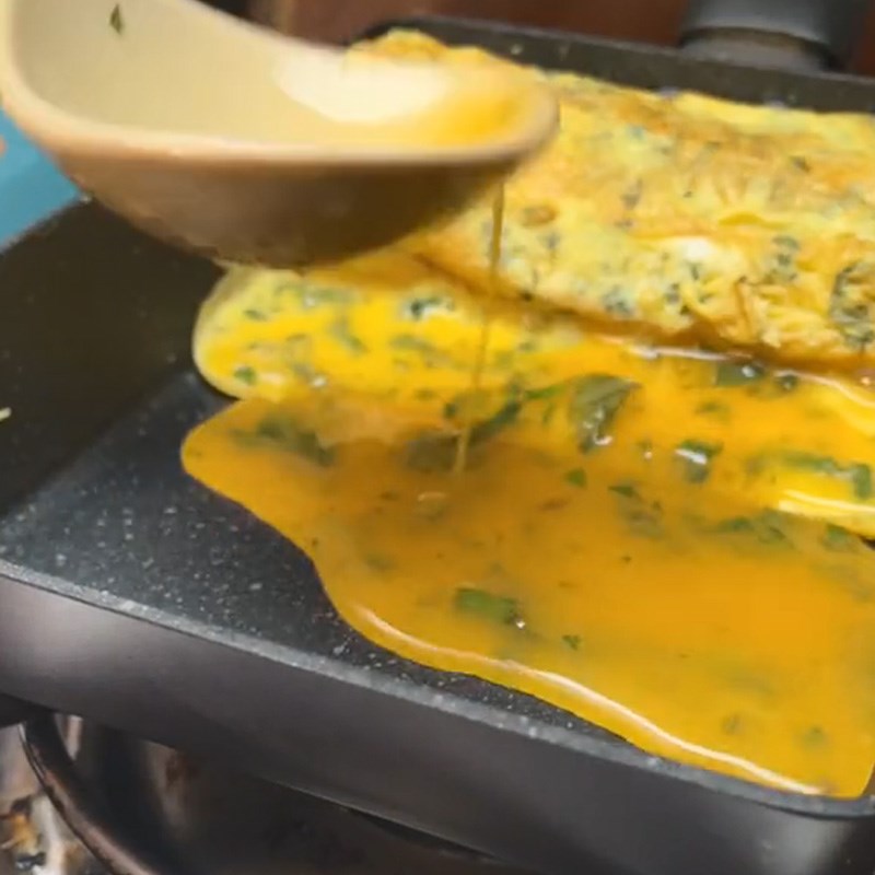 Bước 3 Làm trứng chiên lá mơ Trứng chiên lá mơ (Công thức được chia sẻ từ TikTok Vào bếp cùng Điện máy XANH)