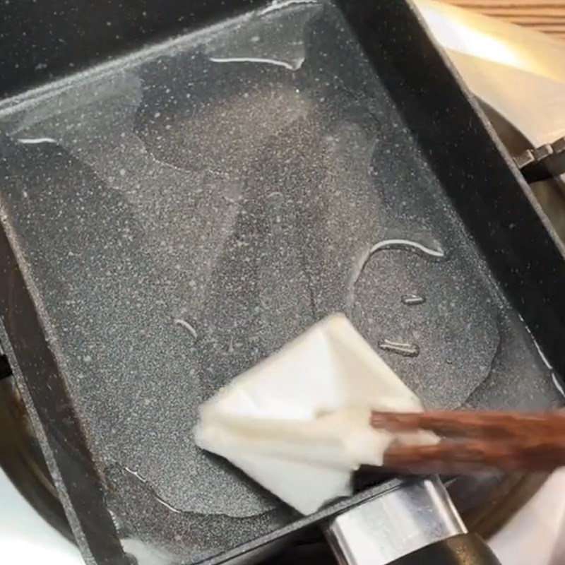 Bước 3 Làm trứng chiên lá mơ Trứng chiên lá mơ (Công thức được chia sẻ từ TikTok Vào bếp cùng Điện máy XANH)