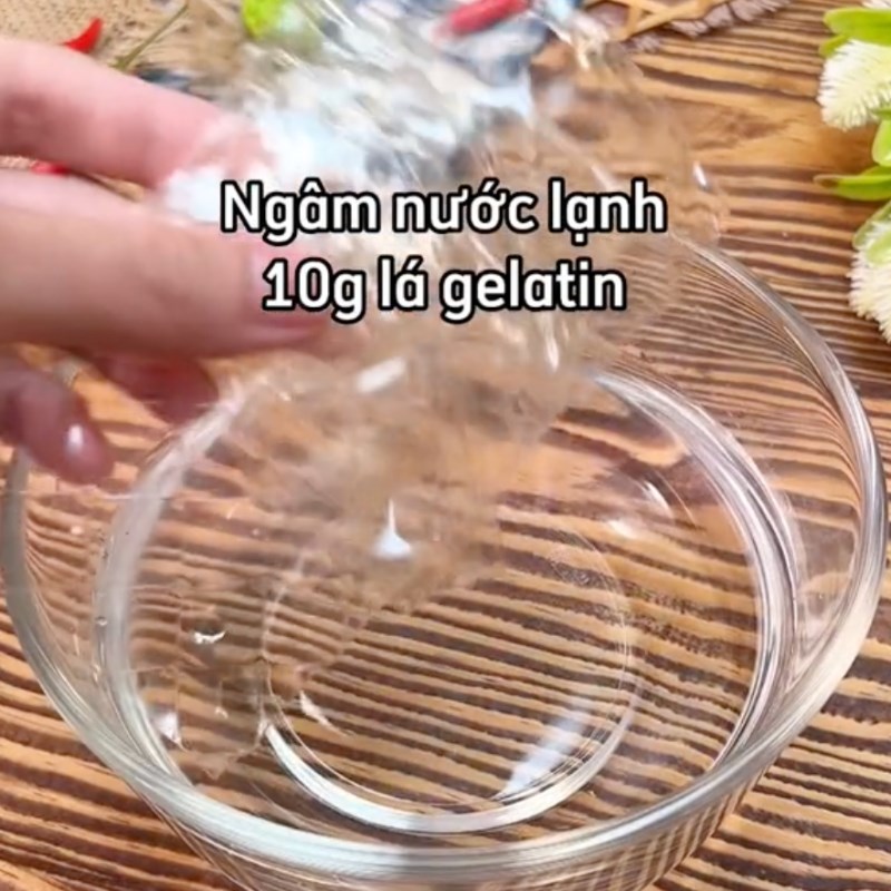 Bước 1 Ngâm Gelatin Panna cotta socola (Công thức từ kênh tiktok Vào bếp cùng <a href="https://truonghaitiengiang.com" title="Trường Hải Tiến Giang" target="blank" rel="follow">Trường Hải Tiến Giang</a>)