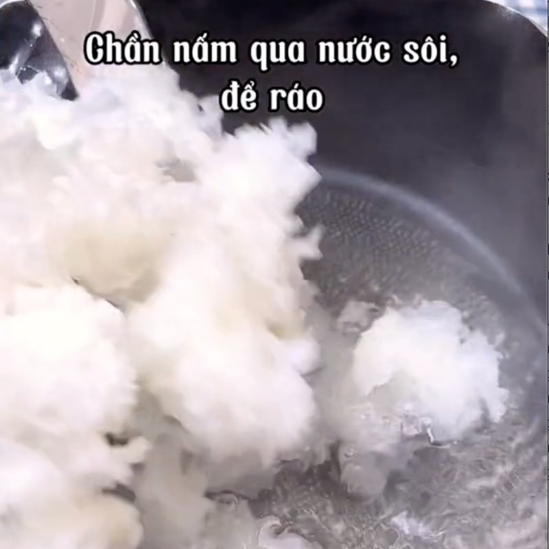 Bước 1 Sơ chế nấm tuyết và khổ qua Gỏi nấm tuyết chay khổ qua