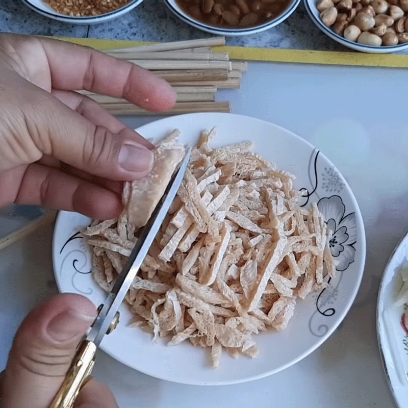 Bước 2 Sơ chế nguyên liệu Phù trúc cuộn khoai