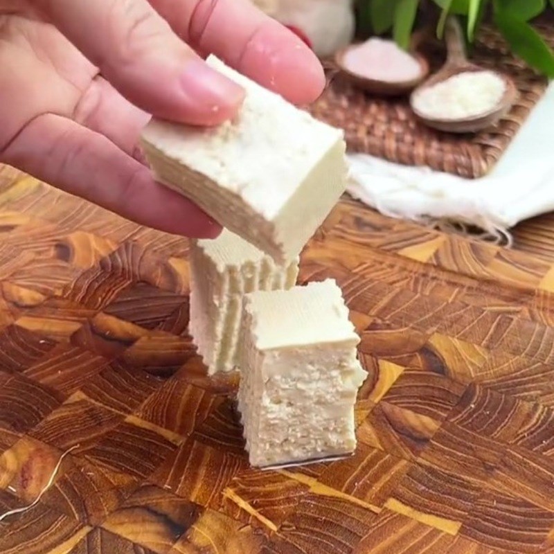 Bước 1 Sơ chế đậu hũ Đậu hũ Tứ Xuyên chay (Công thức được chia sẻ từ Tiktok Bếp chay XANH)