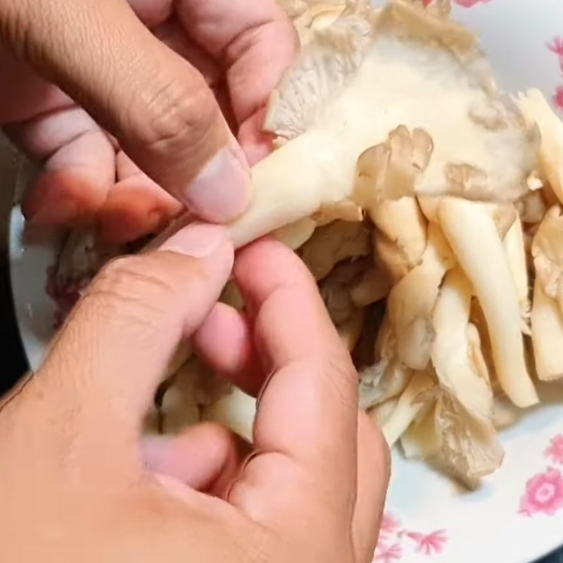 Bước 1 Sơ chế nguyên liệu Gỏi măng cụt chay (công thức từ kênh tiktok Bếp chay XANH)