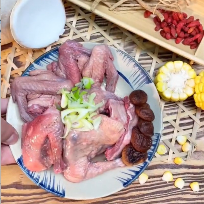 Bước 1 Sơ chế nguyên liệu Bồ câu hầm trái dừa (Công thức được chia sẻ tuef Tiktok Vào bếp cùng Điện máy XANH)