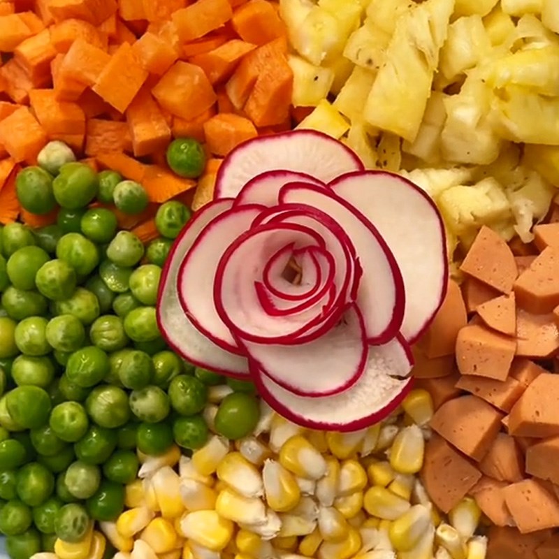 Bước 1 Sơ chế nguyên liệu Cơm chiên trái thơm (Công thức được chia sẻ từ TikTok Vào bếp cùng Điện máy XANH)