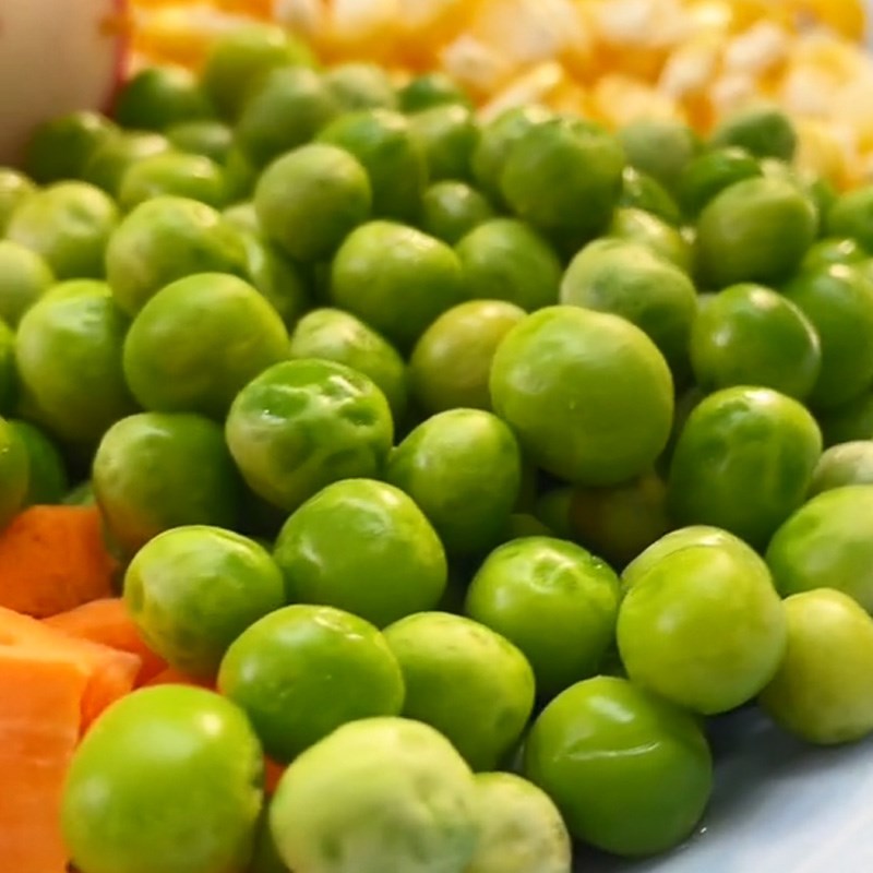 Bước 1 Sơ chế nguyên liệu Cơm chiên trái thơm (Công thức được chia sẻ từ TikTok Vào bếp cùng Điện máy XANH)