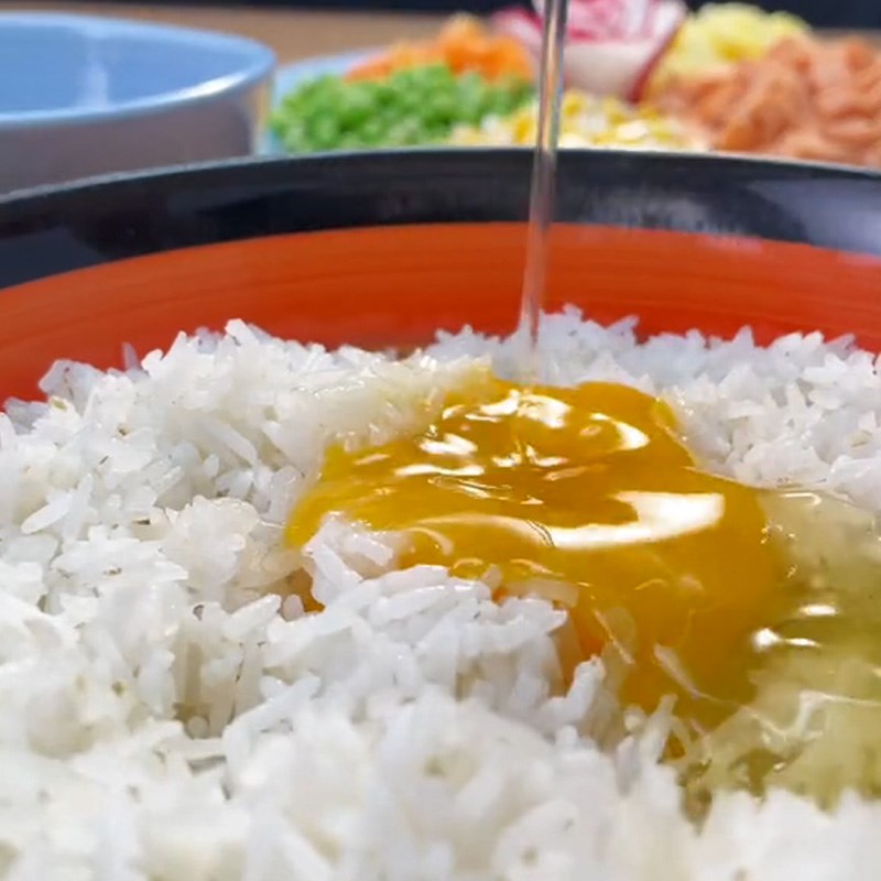 Bước 1 Sơ chế nguyên liệu Cơm chiên trái thơm (Công thức được chia sẻ từ TikTok Vào bếp cùng Điện máy XANH)