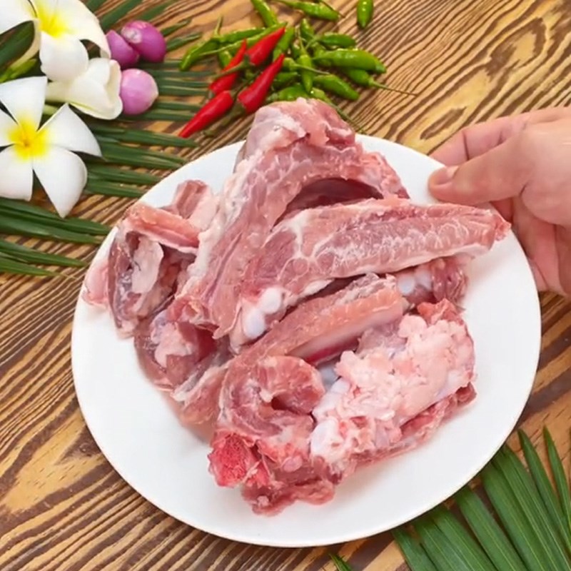 Bước 1 Sơ chế nguyên liệu Sườn kho coca (Công thức được chia sẻ từ TikTok Vào bếp cùng Điện máy XANH)