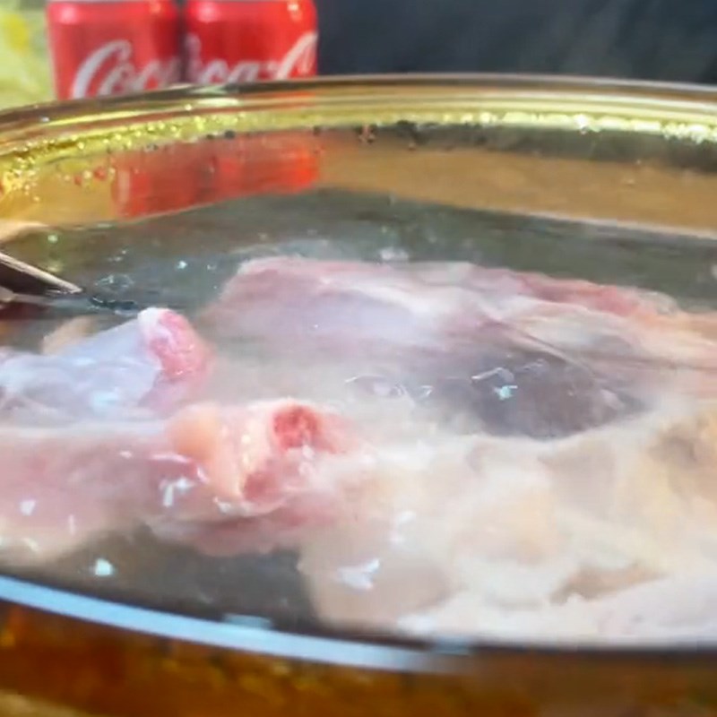 Bước 1 Sơ chế nguyên liệu Sườn kho coca (Công thức được chia sẻ từ TikTok Vào bếp cùng Điện máy XANH)