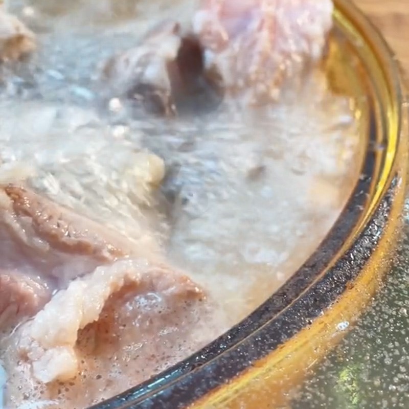 Bước 1 Sơ chế nguyên liệu Sườn kho coca (Công thức được chia sẻ từ TikTok Vào bếp cùng Điện máy XANH)