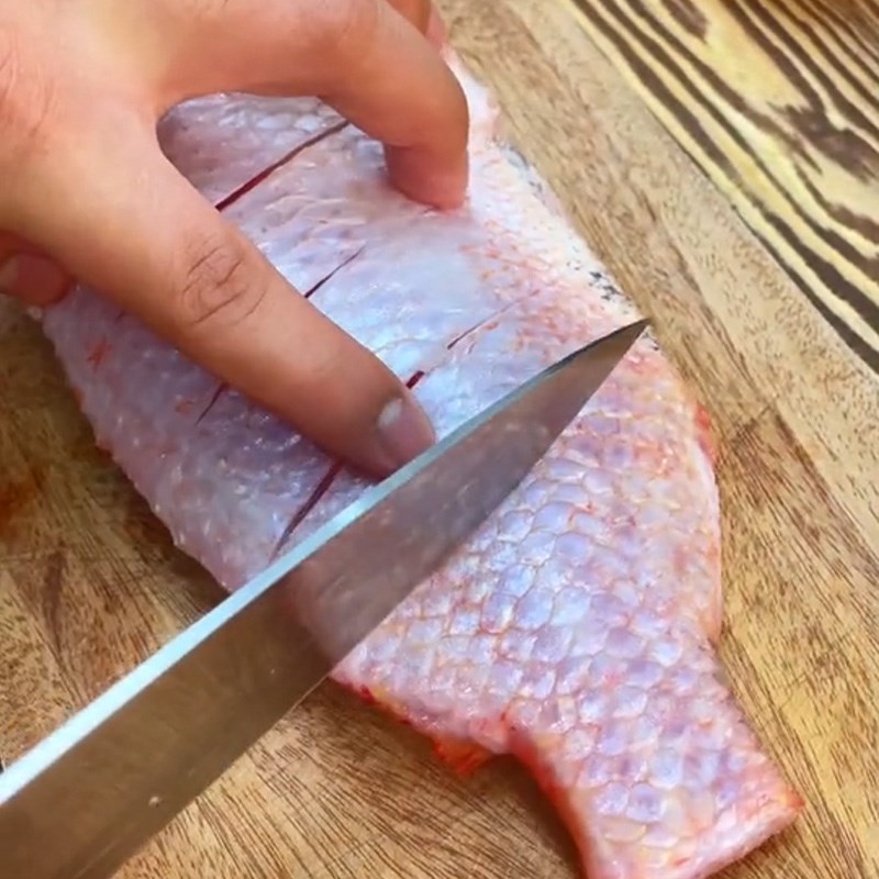 Bước 1 Sơ chế nguyên liệu Cá diêu hồng nướng muối ớt (Công thức được chia sẻ từ TikTok Vào bếp cùng Điện máy XANH)
