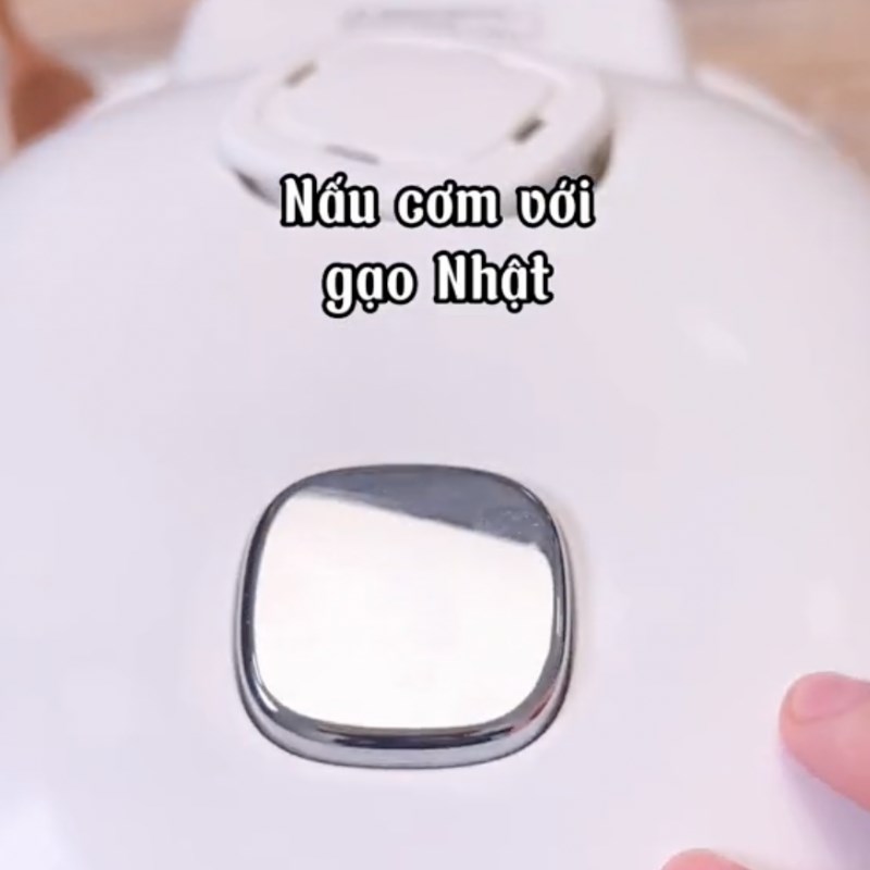 Sơ chế nguyên liệu làm cơm cuộn