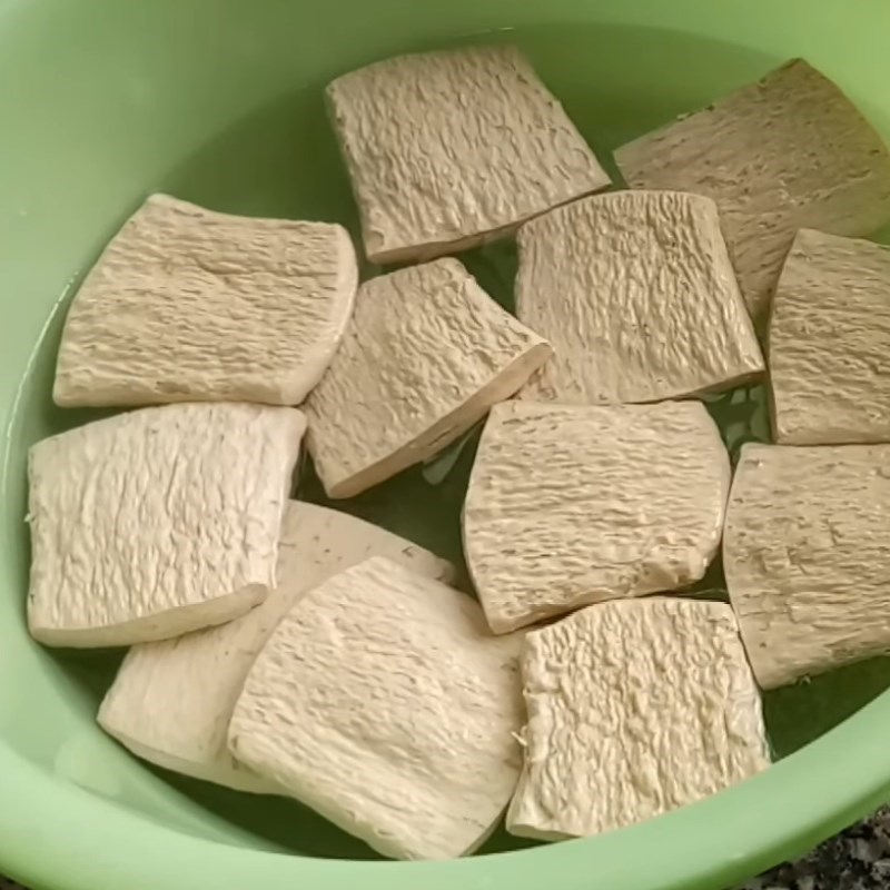 Bước 2 Sơ chế nguyên liệu còn lại Gỏi măng cụt chay (công thức từ kênh tiktok Bếp chay XANH)