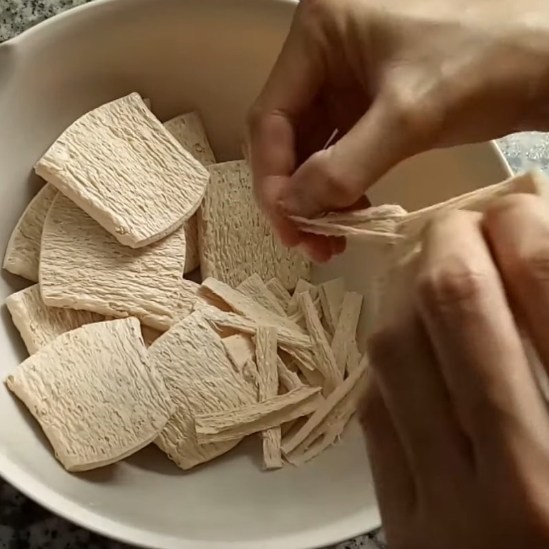 Bước 2 Sơ chế nguyên liệu còn lại Gỏi măng cụt chay (công thức từ kênh tiktok Bếp chay XANH)