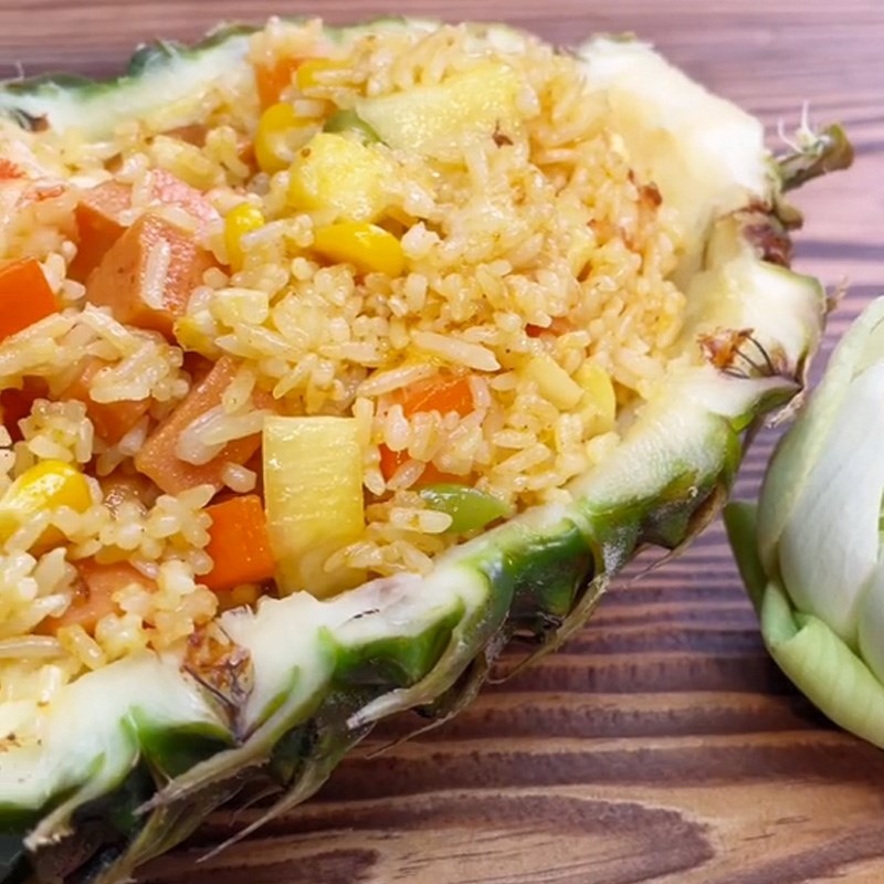 Bước 4 Thành phẩm Cơm chiên trái thơm (Công thức được chia sẻ từ TikTok Vào bếp cùng Điện máy XANH)