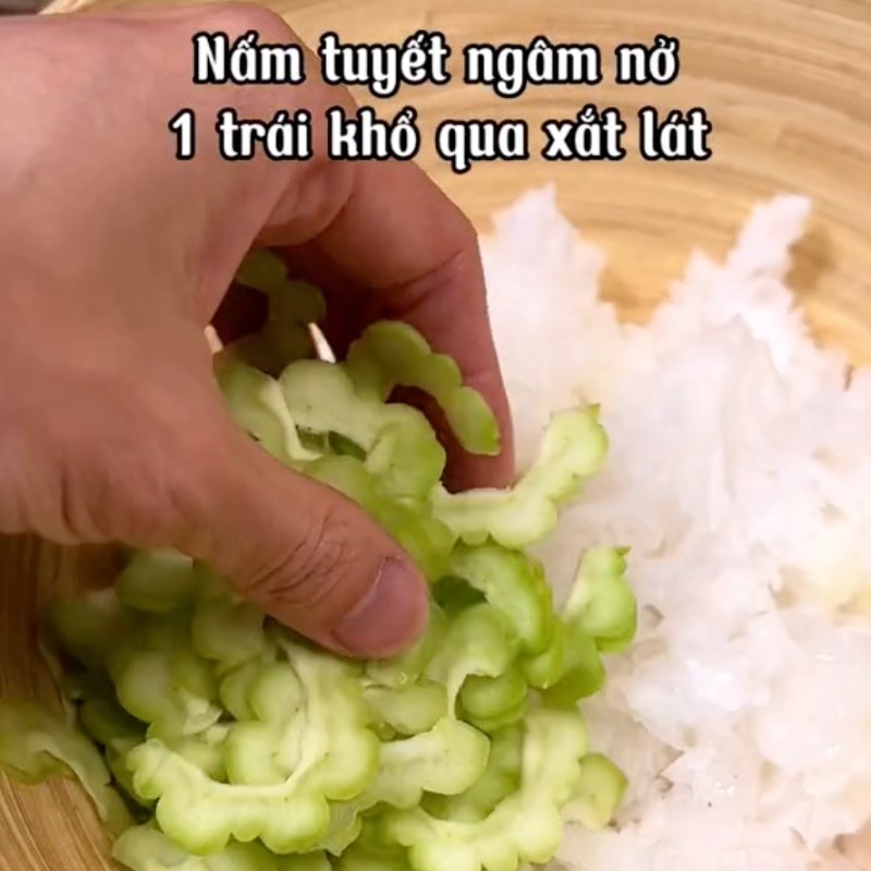 Bước 2 Trộn chua ngọt Gỏi nấm tuyết chay khổ qua