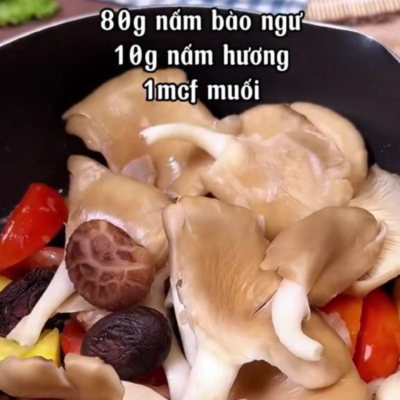 Bước 4 Xào nấm Bún rong biển