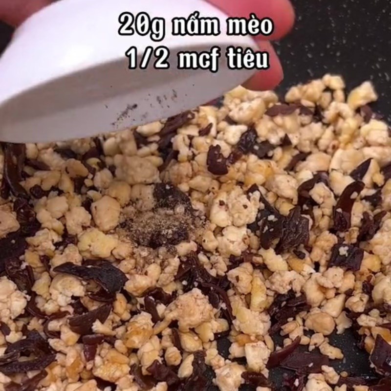 Bước 2 Xào nhân Miến trộn chay (Công thức được chia sẻ từ Tiktok Bếp chay XANH)