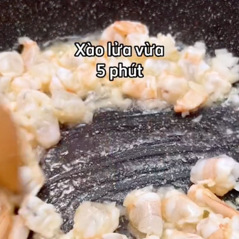 Bước 2 Xào nhân Tôm bỏ lò phô mai (công thức từ kênh tiktok Vào bếp cùng KitchenAZ)